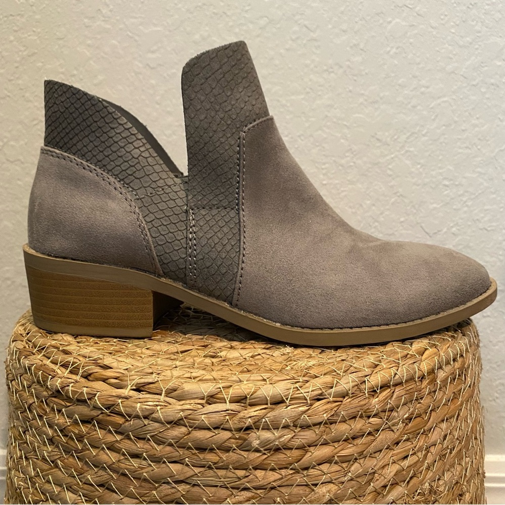 American eagle Gray Suede Ankle Boots size 7